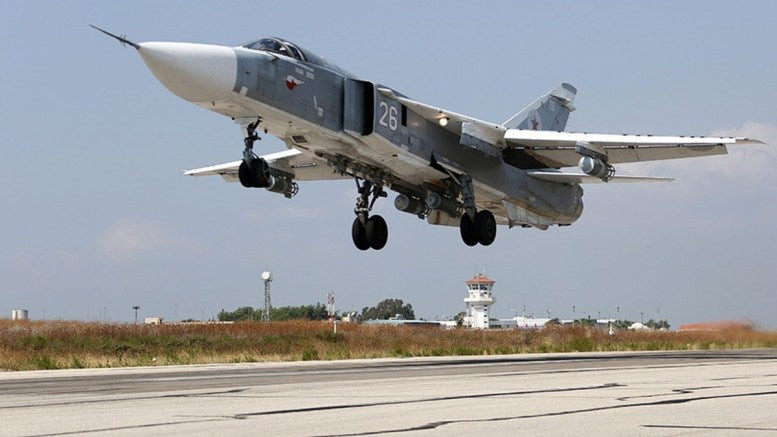Υποστρατηγικό μαχητικό κρούσης Su-24 σε… εξαιρετικά χαμηλή πτήση! (βίντεο)
